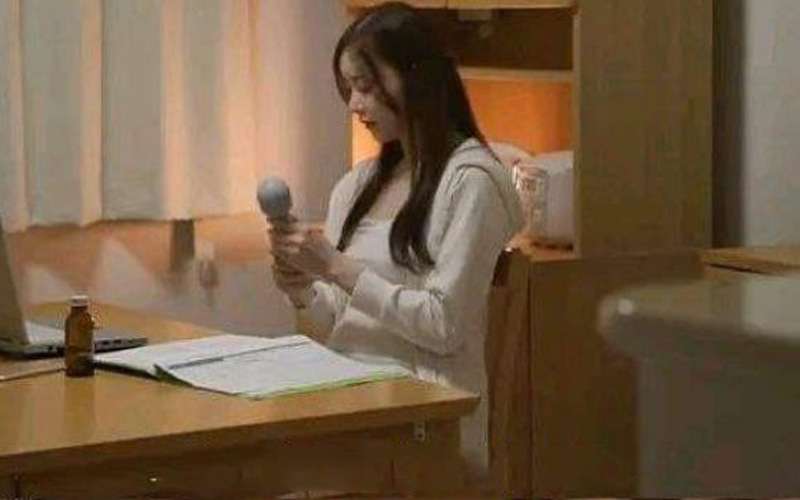 dung do choi nguoi lon sextoy khi chong vang nha